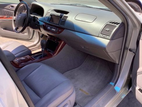 Used 2005 Toyota Camry XLE FWD image 30
