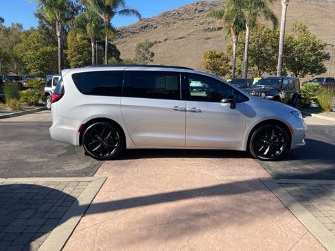 Used 2024 Chrysler Pacifica Touring-L w/ S Appearance Package image 6