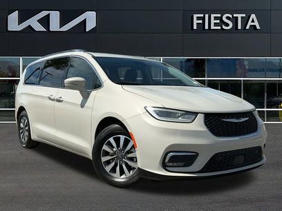 Used 2021 Chrysler Pacifica Touring-L w/ Uconnect Theater Family Group