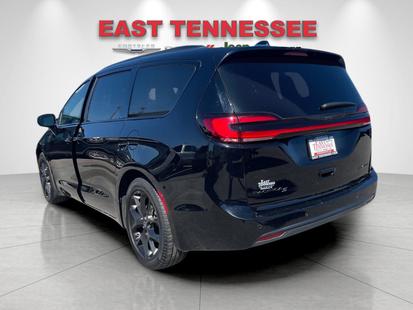 Used 2025 Chrysler Pacifica Limited FWD image 5