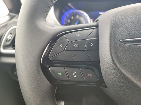 Used 2024 Chrysler Pacifica Touring image 28