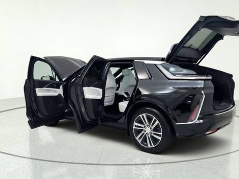 Used 2025 Cadillac Lyriq Luxury AWD/4WD image 16
