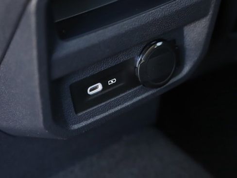 Used 2022 Volkswagen Tiguan SE image 18