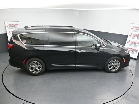 Used 2023 Chrysler Pacifica Limited image 17