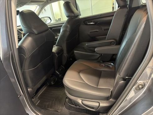 Used 2020 Toyota Highlander XLE image 16