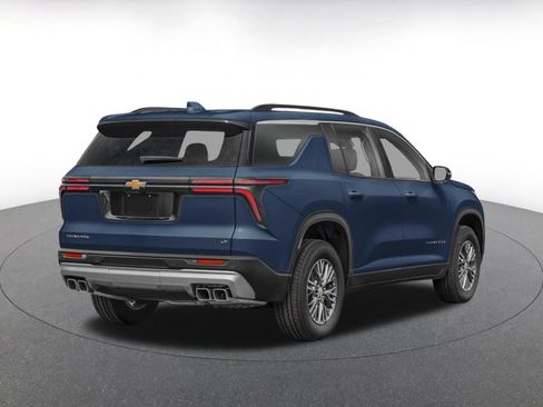 Used 2025 Chevrolet Traverse LT FWD image 2