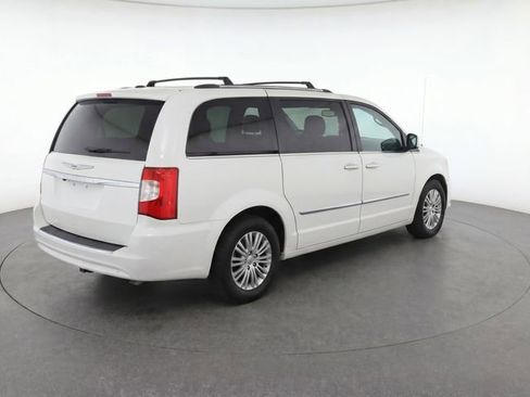 Used 2015 Chrysler Town & Country Touring-L w/ Driver Convenience Group FWD image 4