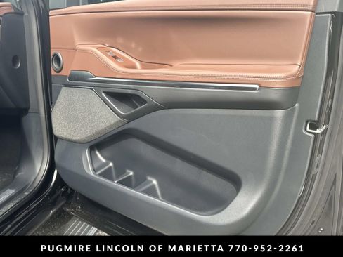 New 2026 Lincoln Navigator L Reserve AWD/4WD image 32