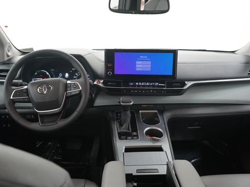 Used 2025 Toyota Sienna XLE w/ XLE Plus Package AWD/4WD image 17
