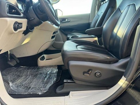Used 2023 Chrysler Pacifica Touring-L FWD image 11