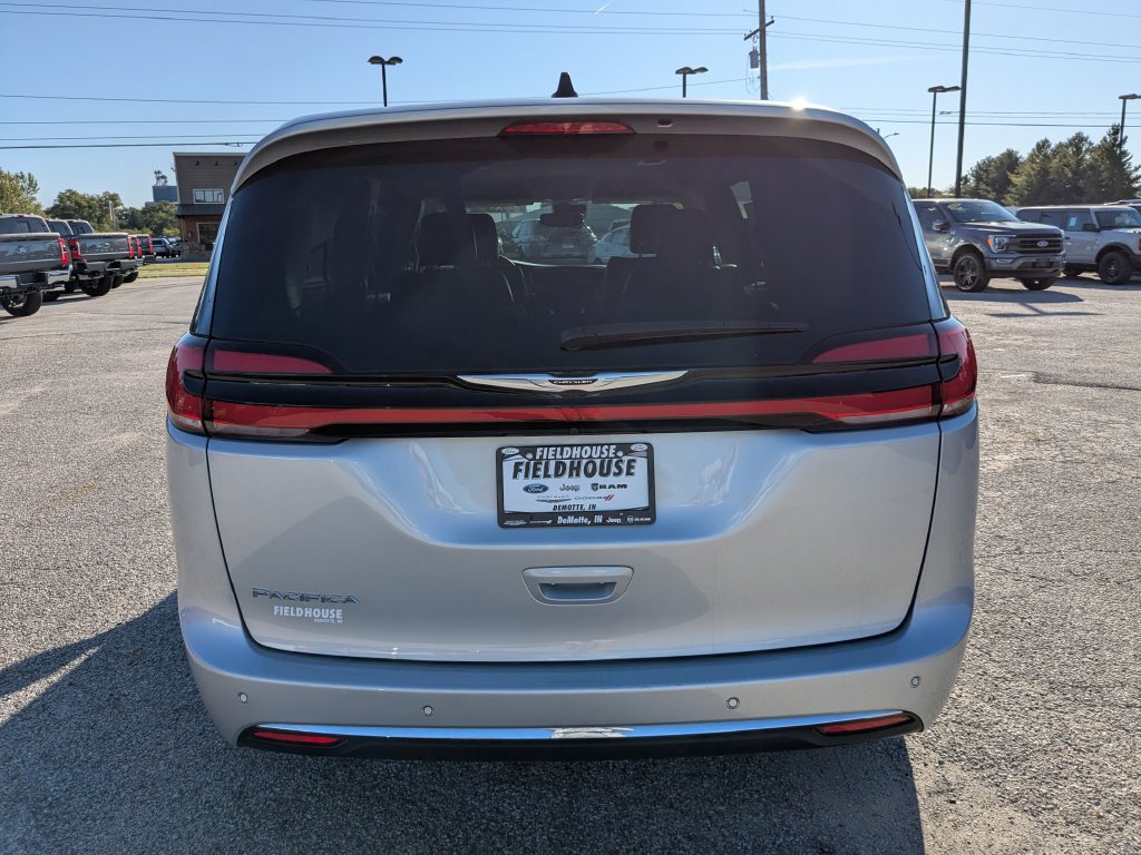 Used 2024 Chrysler Pacifica Touring-L FWD image 6
