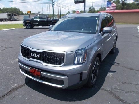 Used 2023 Kia Telluride EX w/ EX Captain's Chair Package image 7