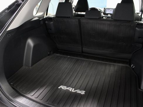 Used 2022 Toyota RAV4 LE image 13