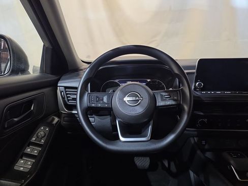 Used 2024 Nissan Rogue S FWD image 11