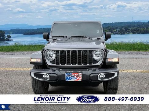 Used 2025 Jeep Gladiator Sport w/ Premium Package image 8