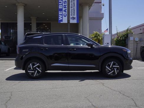 Used 2025 Nissan Kicks SV FWD image 3