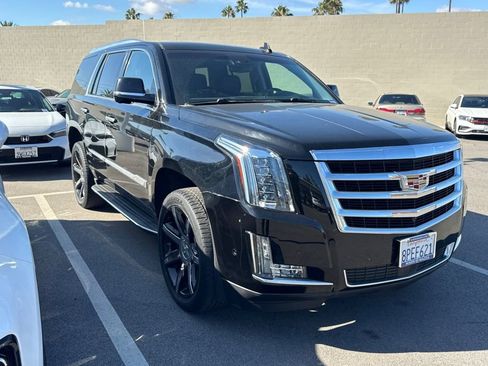 Used 2019 Cadillac Escalade Premium Luxury RWD image 2