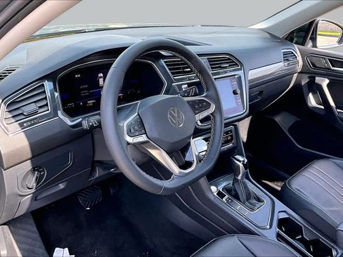 Used 2023 Volkswagen Tiguan SE w/ Panoramic Sunroof Package FWD image 16