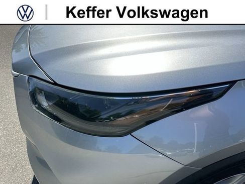 Used 2022 Toyota Highlander LE FWD image 9