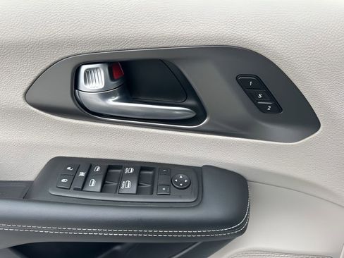 Used 2024 Chrysler Pacifica Touring-L image 28