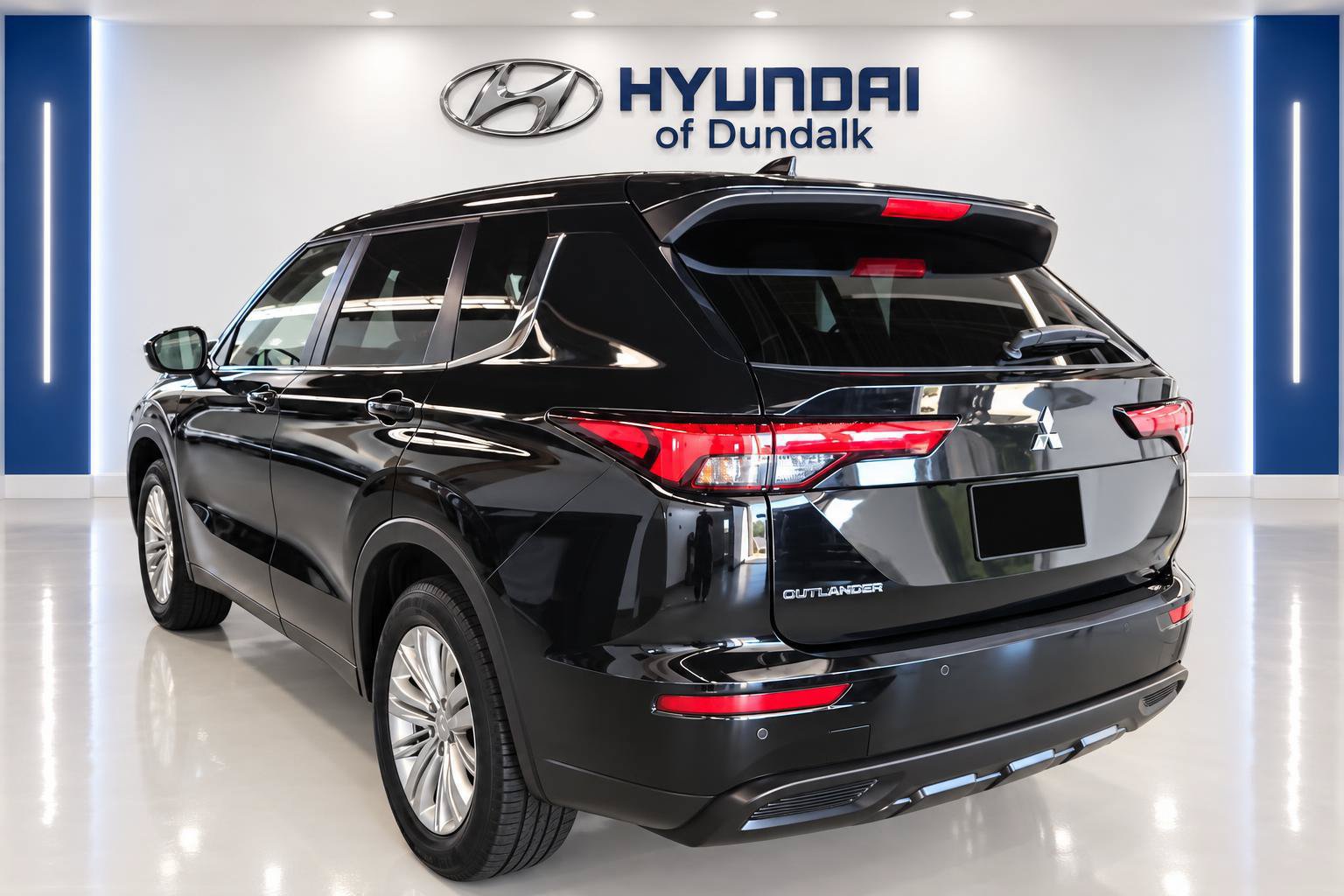 Used 2023 Mitsubishi Outlander ES FWD image 2