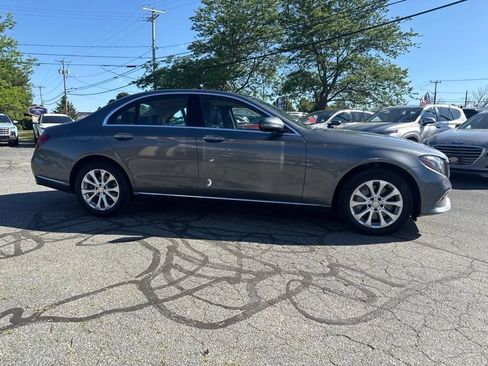 Used 2017 Mercedes-Benz E 300 4MATIC image 4
