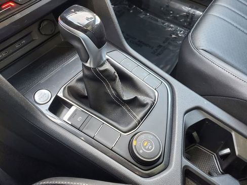 Used 2022 Volkswagen Tiguan SE w/ Panoramic Sunroof Package image 35