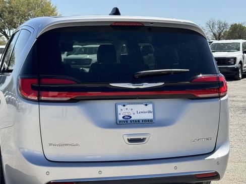 Used 2024 Chrysler Pacifica Limited FWD image 7