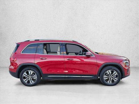 Used 2025 Mercedes-Benz GLB 250 4MATIC image 4