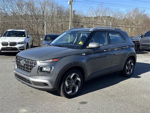 Certified 2025 Hyundai Venue SEL image 3