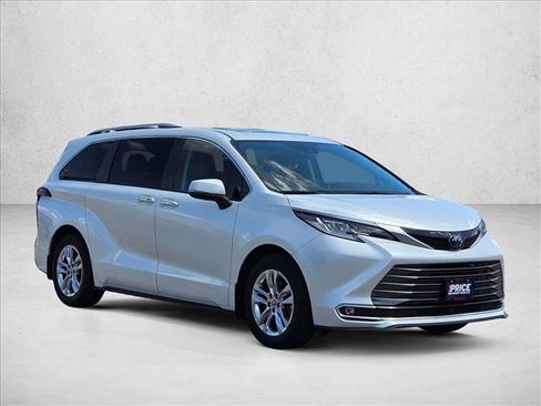 Used 2023 Toyota Sienna Limited AWD/4WD image 3