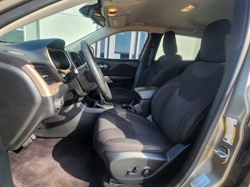 Used 2017 Jeep Cherokee Latitude w/ Comfort & Sound Group FWD image 8