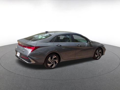 Used 2025 Hyundai Elantra Limited image 15