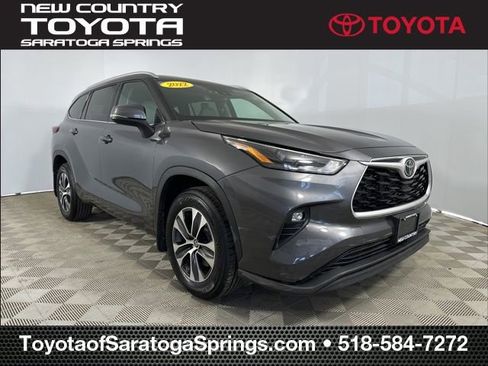 Used 2022 Toyota Highlander XLE AWD/4WD image 1