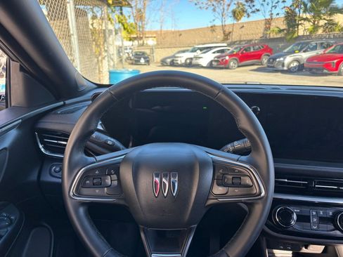 Used 2025 Buick Envista Sport Touring image 34