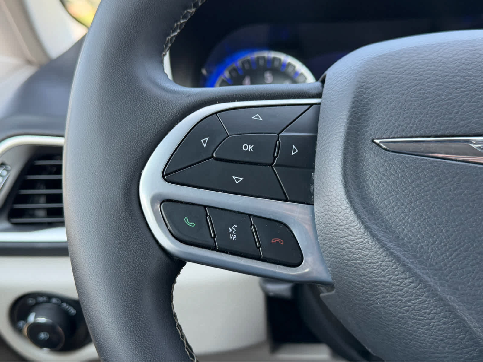 Used 2024 Chrysler Pacifica Touring-L FWD image 24