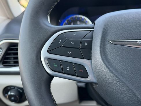 Used 2024 Chrysler Pacifica Touring-L FWD image 24