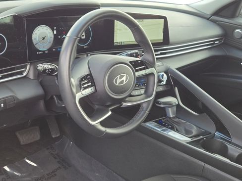Used 2025 Hyundai Elantra SEL FWD image 16