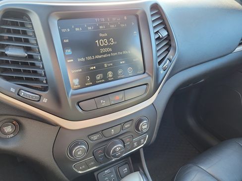 Used 2018 Jeep Cherokee Limited image 27