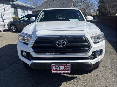 Used 2017 Toyota Tacoma SR5 image 3