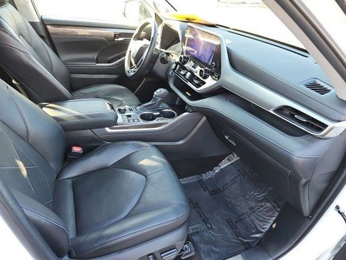 Used 2023 Toyota Highlander Platinum image 11
