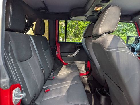 Used 2015 Jeep Wrangler Unlimited Sahara w/ Connectivity Group AWD/4WD image 16