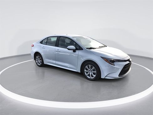 Used 2024 Toyota Corolla LE image 2