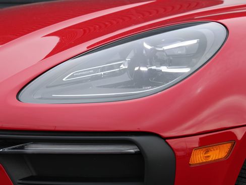 Used 2025 Porsche Macan image 12