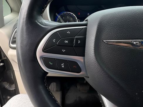 Used 2021 Chrysler Pacifica Touring-L FWD image 23