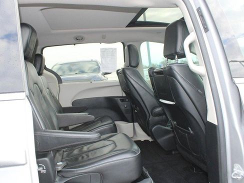 Used 2017 Chrysler Pacifica Limited image 10