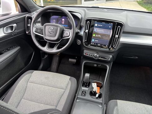 Used 2025 Volvo XC40 B5 Core image 30