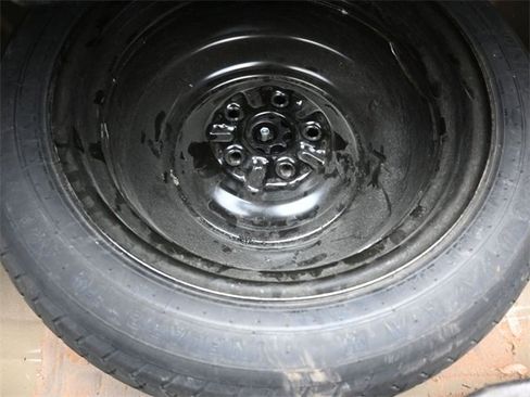 Used 2015 Toyota Camry LE image 12