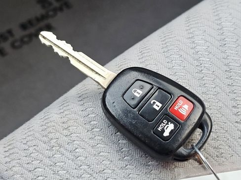 Used 2015 Toyota Camry LE image 34