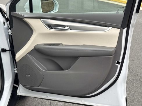 Used 2017 Cadillac XT5 Luxury w/ LPO, Wheel Lock Package image 10